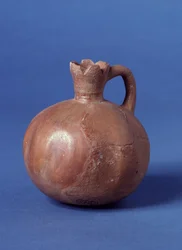 Gepolijste prehistorische kruik in de vorm van een granaatappel, Jeruzalem